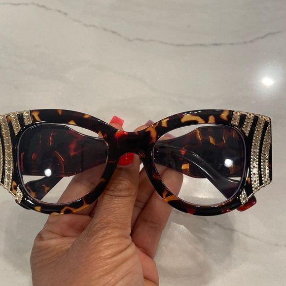 Luxury Fashion Frames - Picture 2 of 6